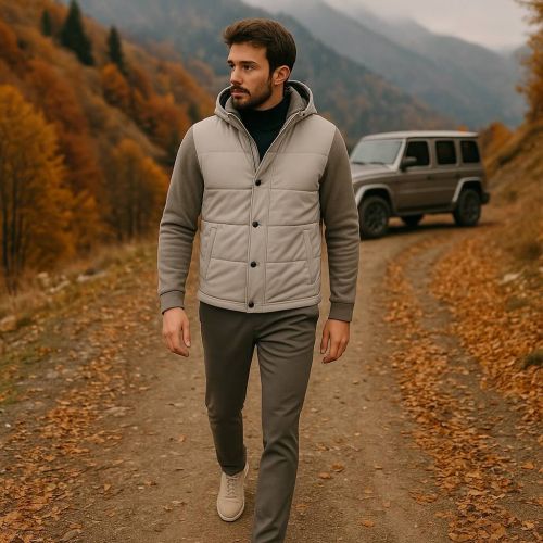 Man met travel pants bonded aan van het merk North84 in de kleur taupe loopt in een herfst kleurige omgeving
